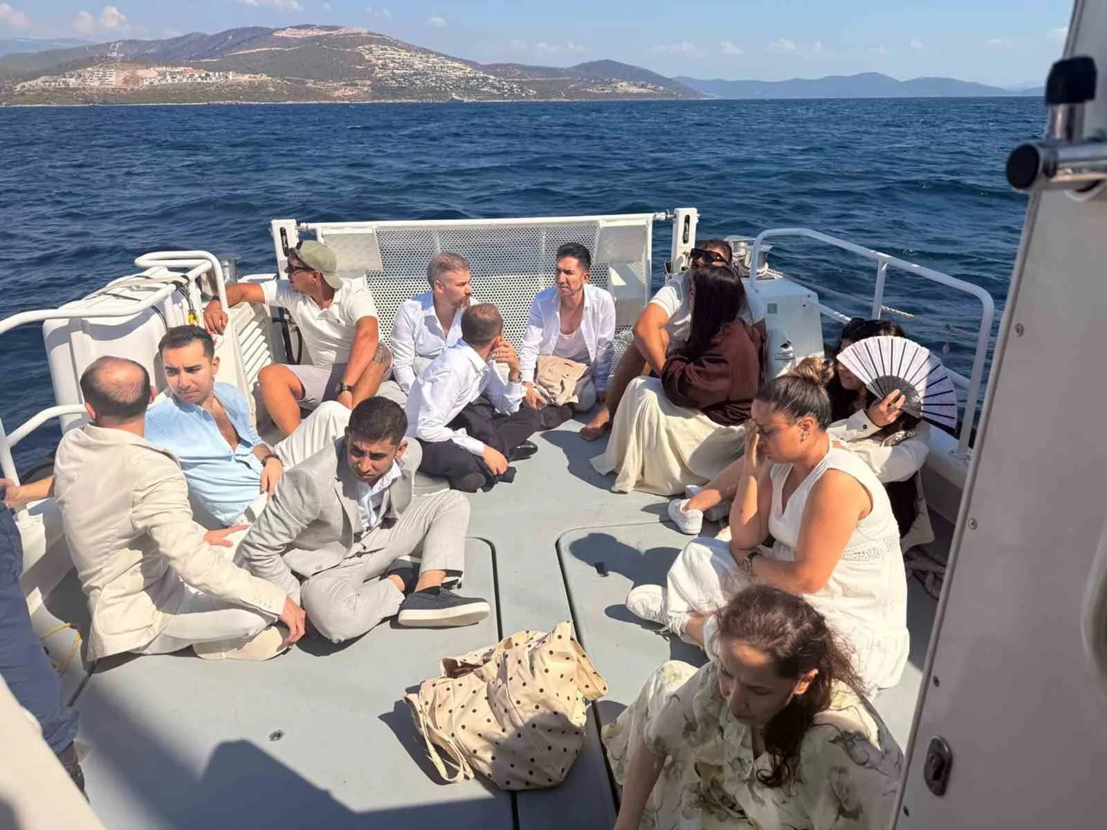 Yelkenli teknede düzensiz göçmenler ve yabancı uyruklu 2 göçmen kaçakçısı yakalandı