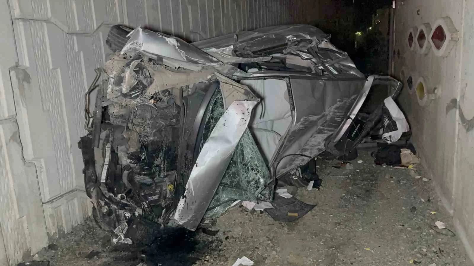 Samsun’da takla atarak hurdaya dönen otomobilde 2 kişi yaralandı