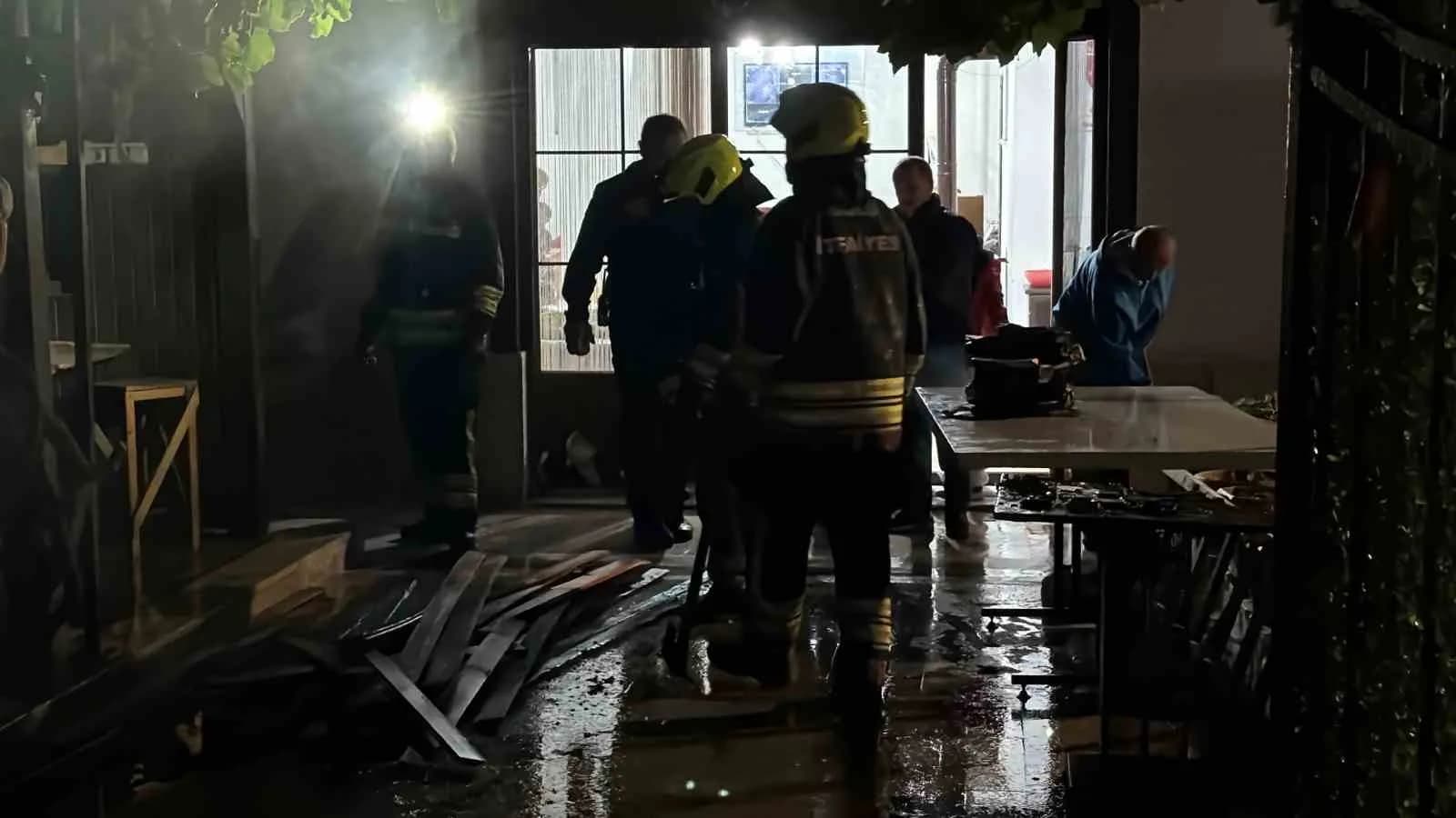 İkiz villanın bahçesinde çıkan yangın korkuttu