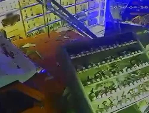 Komşuda veresiye tartışması iddiası: Kamyonuyla tekel bayisine böyle daldı