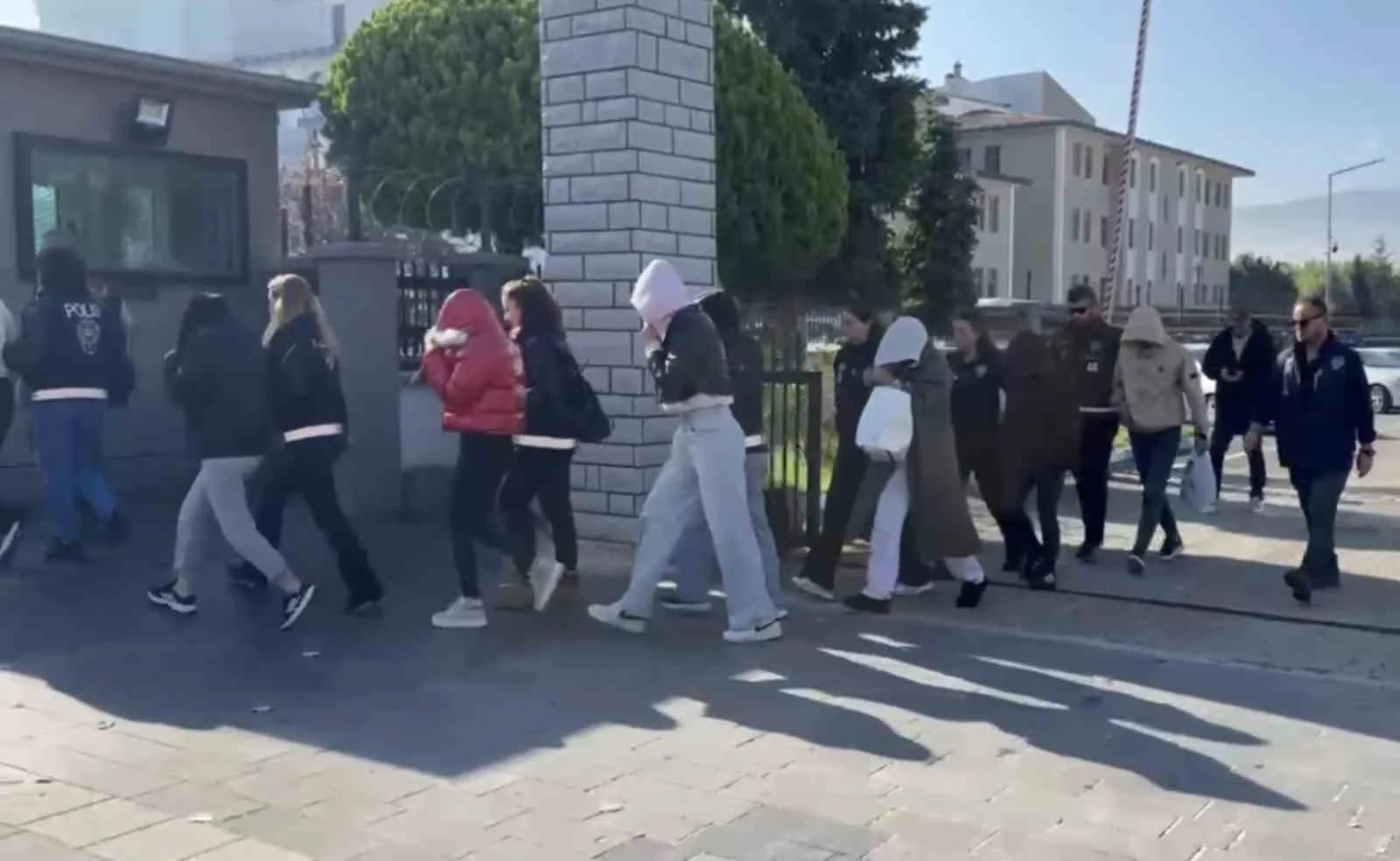 Masaj salonlarına baskın: 7 gözaltı