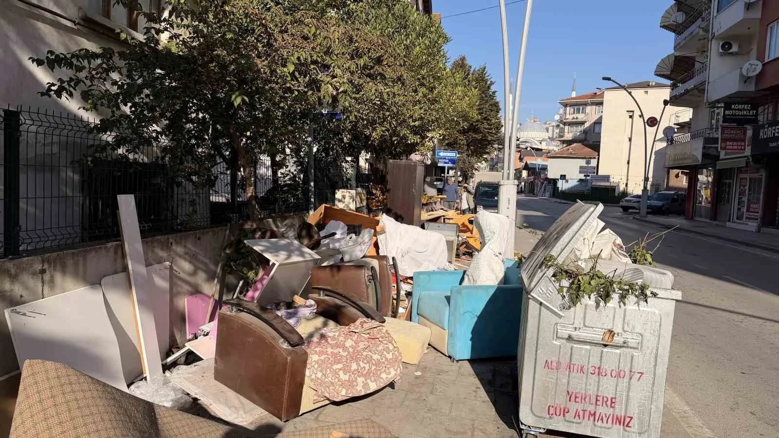 Ne varsa dışarı attılar