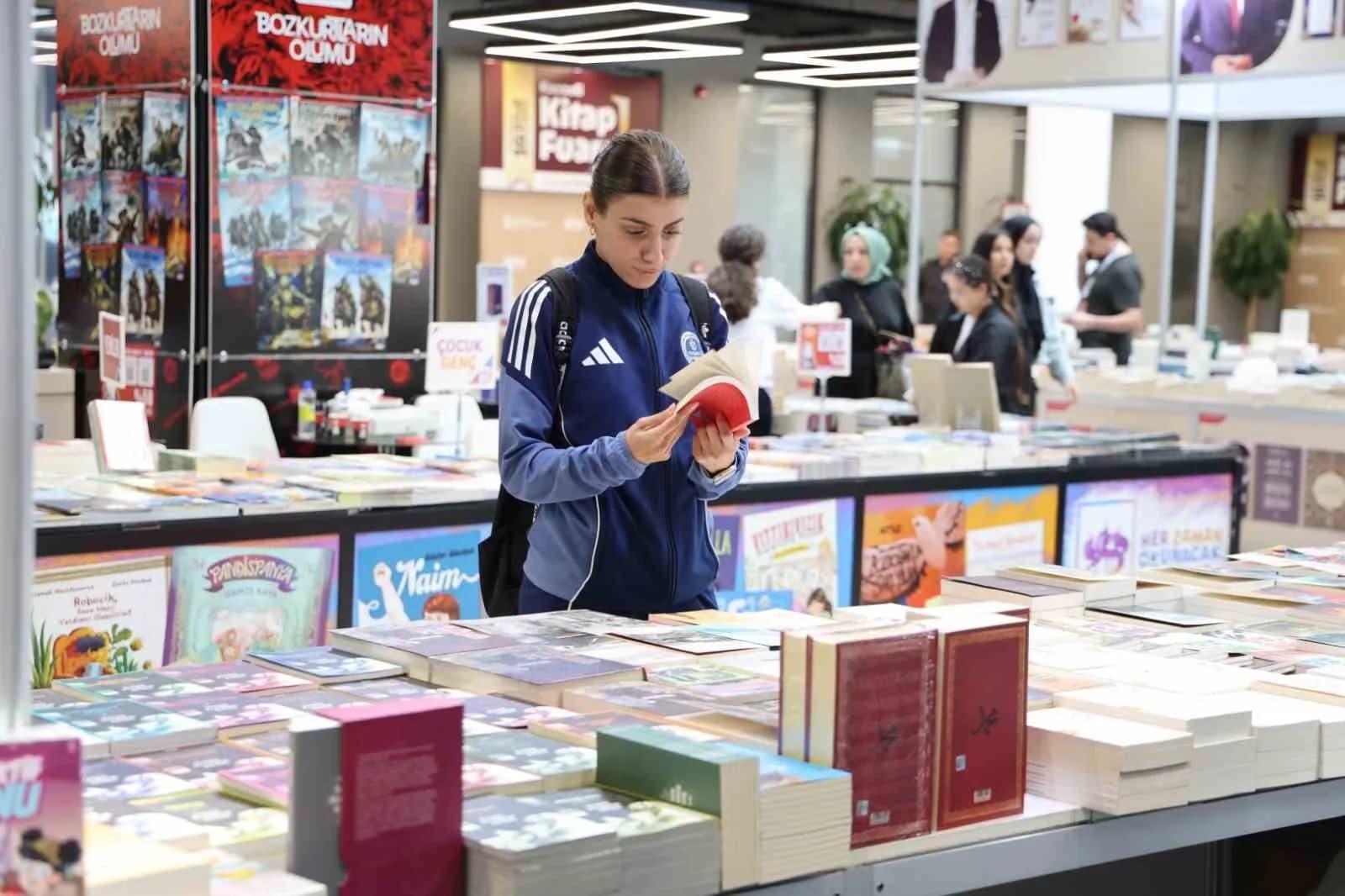 İrem, kitap ve söyleşilerle dolu fuarı işaret diliyle keşfetti