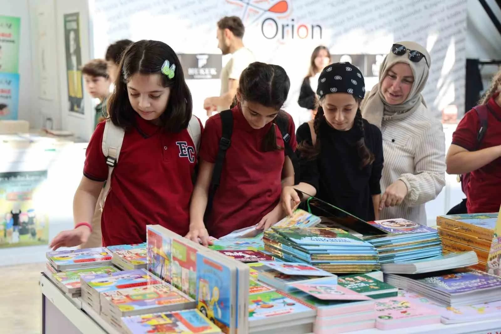 Kocaeli Kitap Fuarı’nda kitapların dünyasını keşfediyor