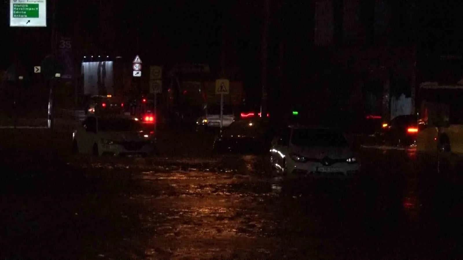 Sarıyer’de göle dönen caddede araçlar kontak kapattı