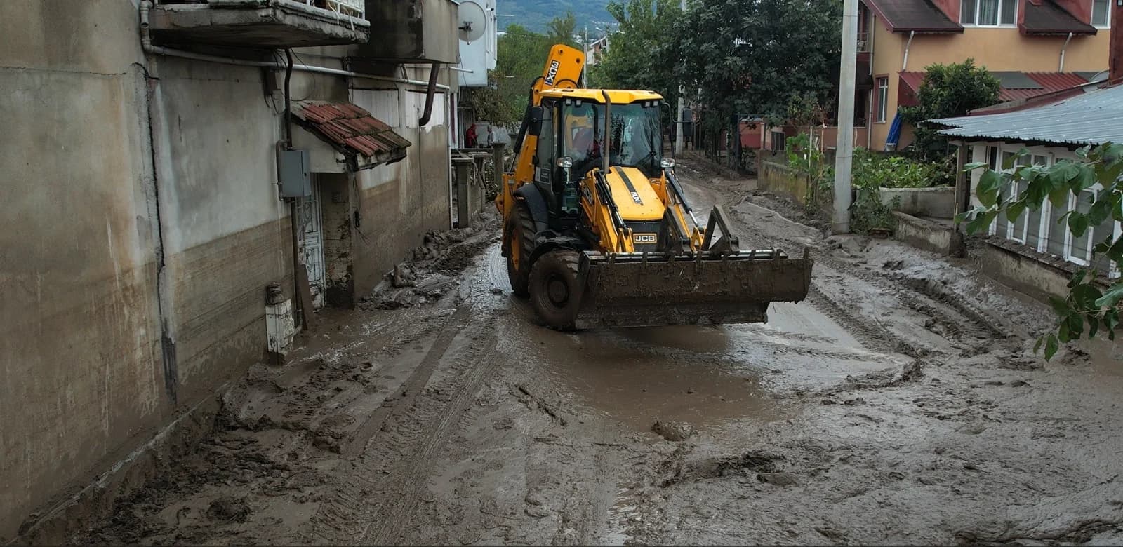 Başiskele’de selin izleri siliniyor
