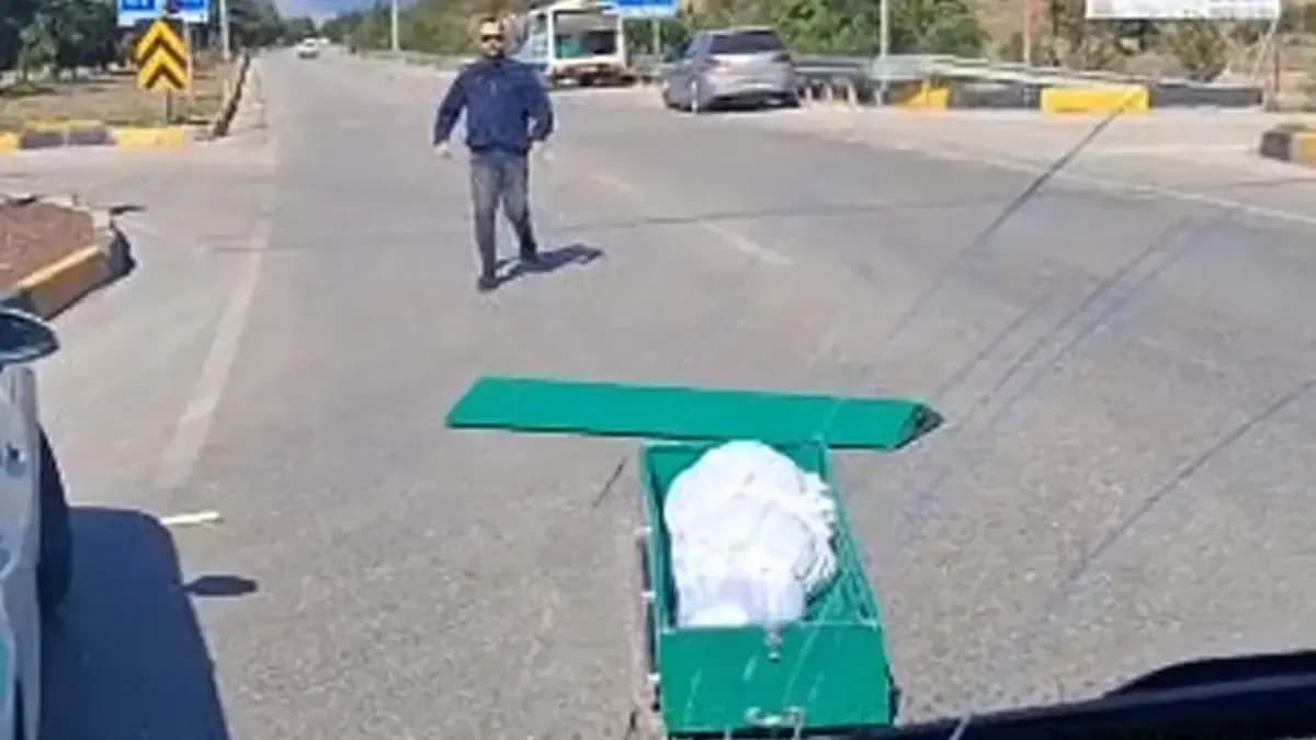 İçinde cenaze olan tabut yola düştü