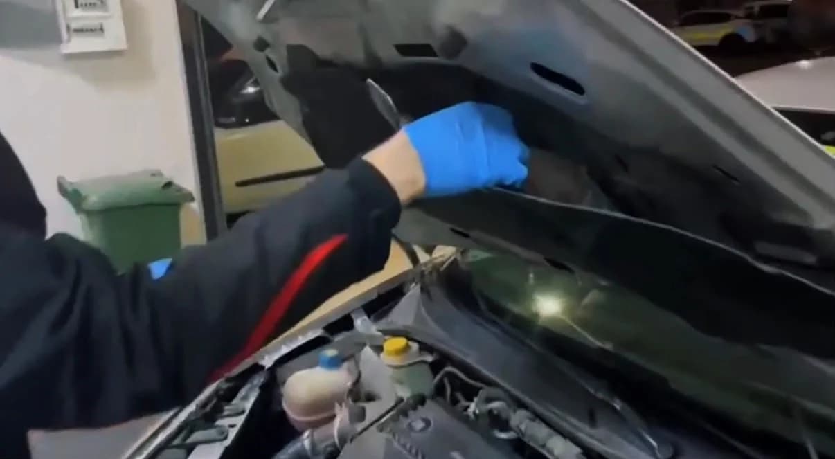 Kocaeli'de uyuşturucu otomobilin kaputundan çıktı!