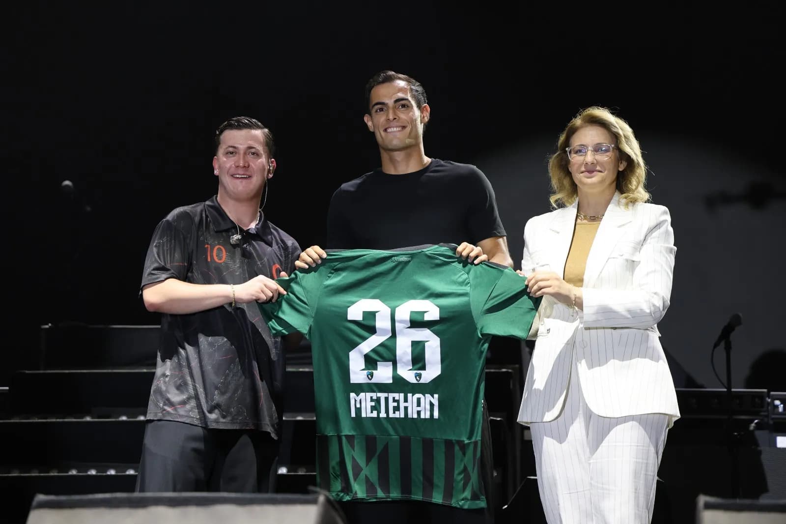 Metehan’dan Poizi’ye “Zafer” forması