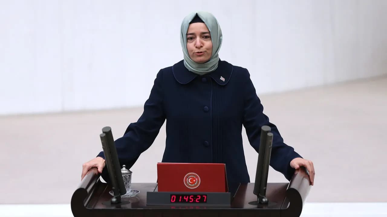 Fatma Betül Sayan Kaya, AK Parti'deki tüm görevlerinden istifa etti