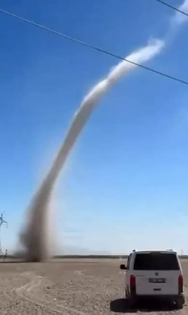 Konya'da tarlada hortum oluştu o anlar kamerada