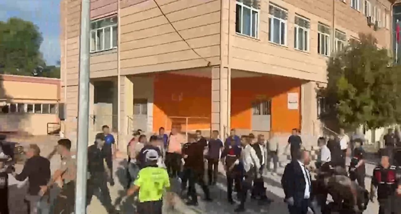 Okula silahlı saldırı! Öğrenciler yaralandı