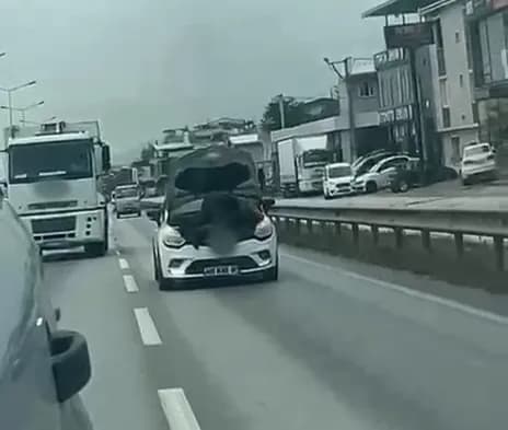 Seyir halindeki otomobili tamir etti