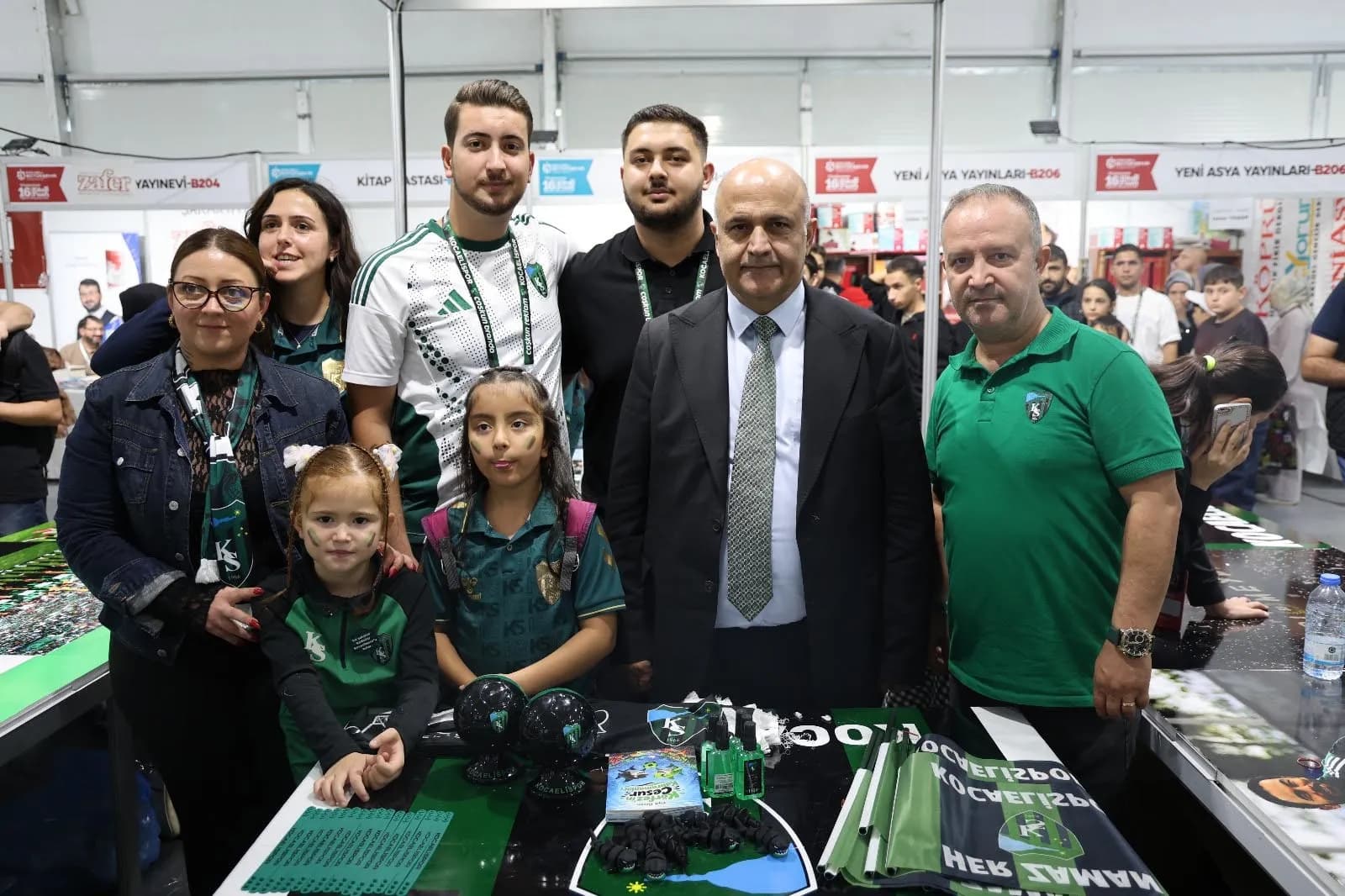 Kitap Fuarı'nda Kocaelispor standına yoğun ilgi