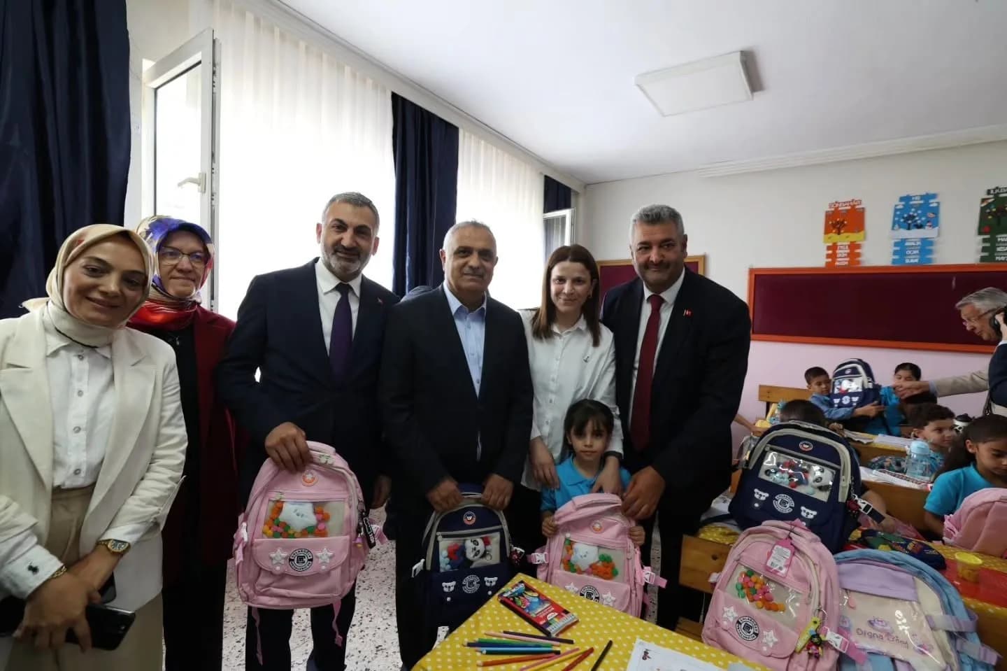 Dilovası’nda okula yeni başlayan miniklere kırtasiye malzemesi dağıtıldı