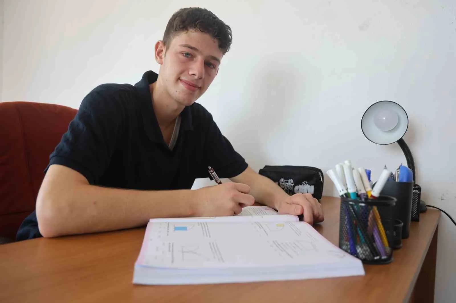 3 kardeşiyle paylaştığı odada günde 6 saat ders çalışarak tıp fakültesini kazandı