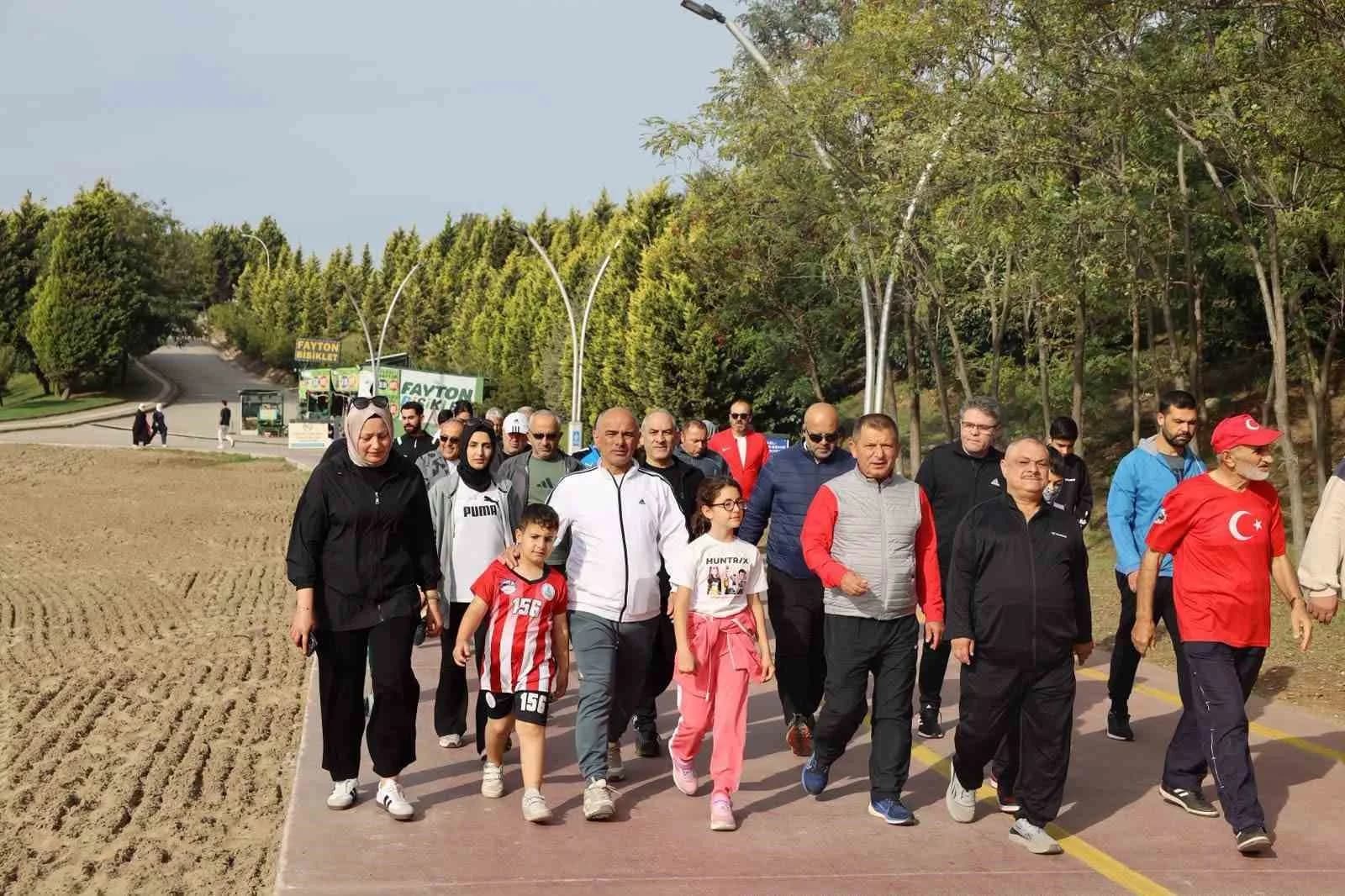 Körfez'de Şener Söğüt sağlık için 10 kilometre yürüdü