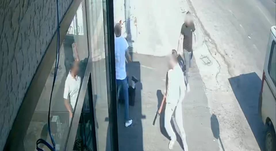Eşiyle yürürken silahlı saldırıya uğradı