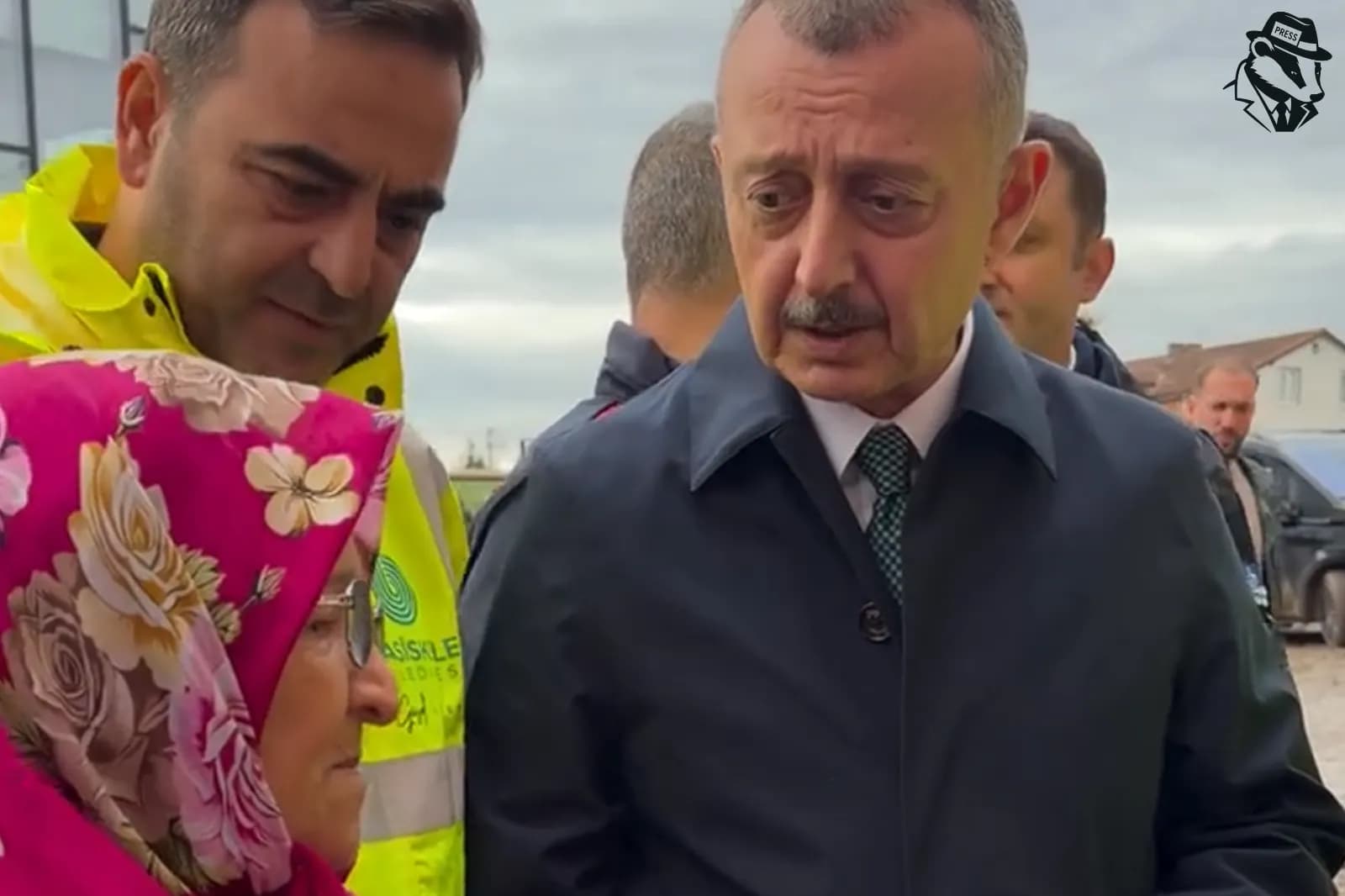 Büyükakın, sel mağduru vatandaşa yeni eşya sözü verdi