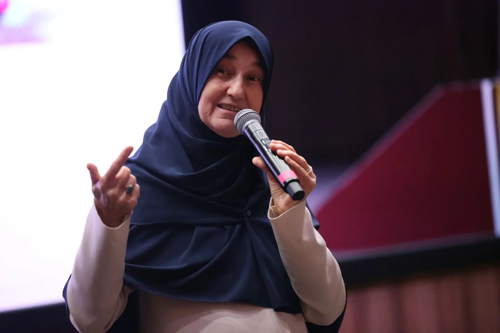 “İnsanın en önemli görevi kendisini onarmasıdır”