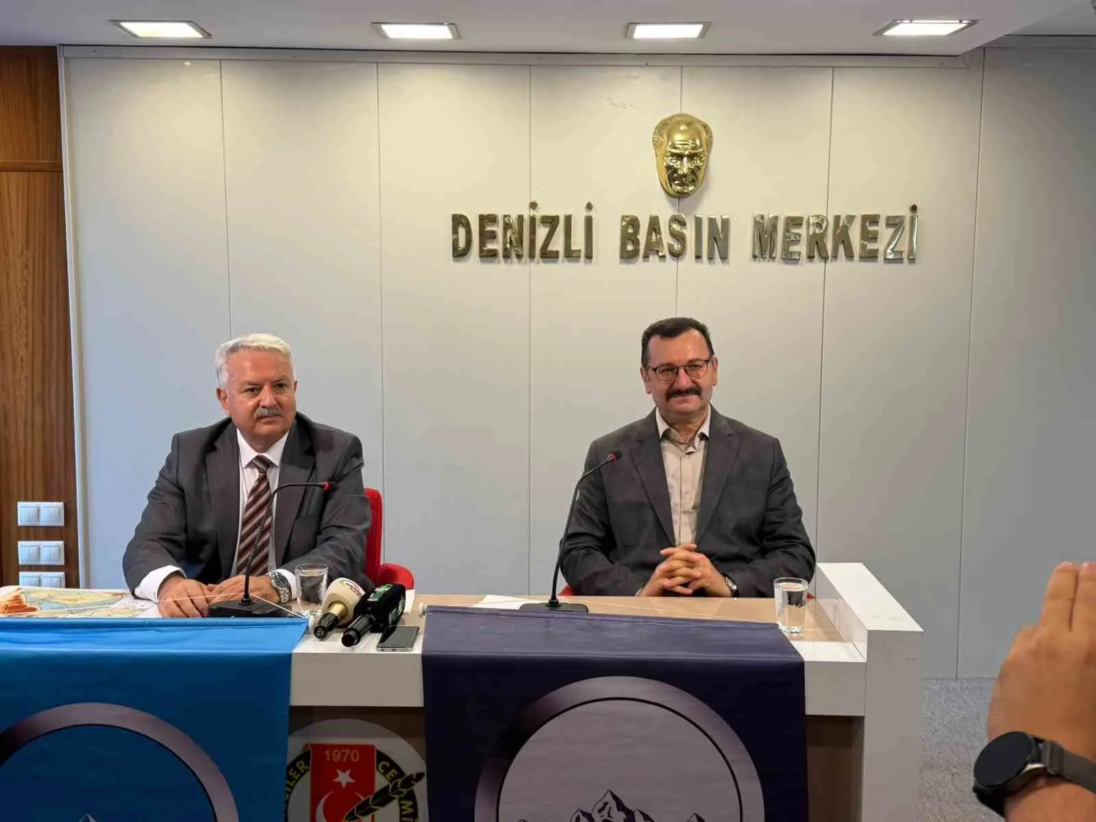 1176 DERNEĞİ BAŞKANI DOÇ. DR. İBRAHİM BALIK İLE PROF. DR. HASAN KARA, MİRYOKEFALON ZAFERİ’NİN 850. YILI ÖNCESİNDE ÖNEMLİ BİR BULUŞU KAMUOYUNA AÇIKLADI. AKADEMİSYENLER, YILLARDIR ARANAN VE KAYNAKLARDA "YIKIK VE VİRANE" OLARAK GEÇEN MİRYOKEFALON KALESİ’NİN ÇİVRİL’DE, KUFİ VADİSİ’NİN GİRİŞİNDE TESPİT EDİLDİĞİNİ BELİRTEREK, ELDE EDİLEN ARKEOLOJİK VE TARİHÎ BULGULARIN SAVAŞIN DENİZLİ’DE YAPILDIĞI TEZİNİ GÜÇLENDİRDİĞİNİ SÖYLEDİ. DOÇ. DR. BALIK AYRICA ZAFERİN KUTLAMALARIYLA İLGİLİ ETKİNLİK TAKVİMİNİ PAYLAŞTI.