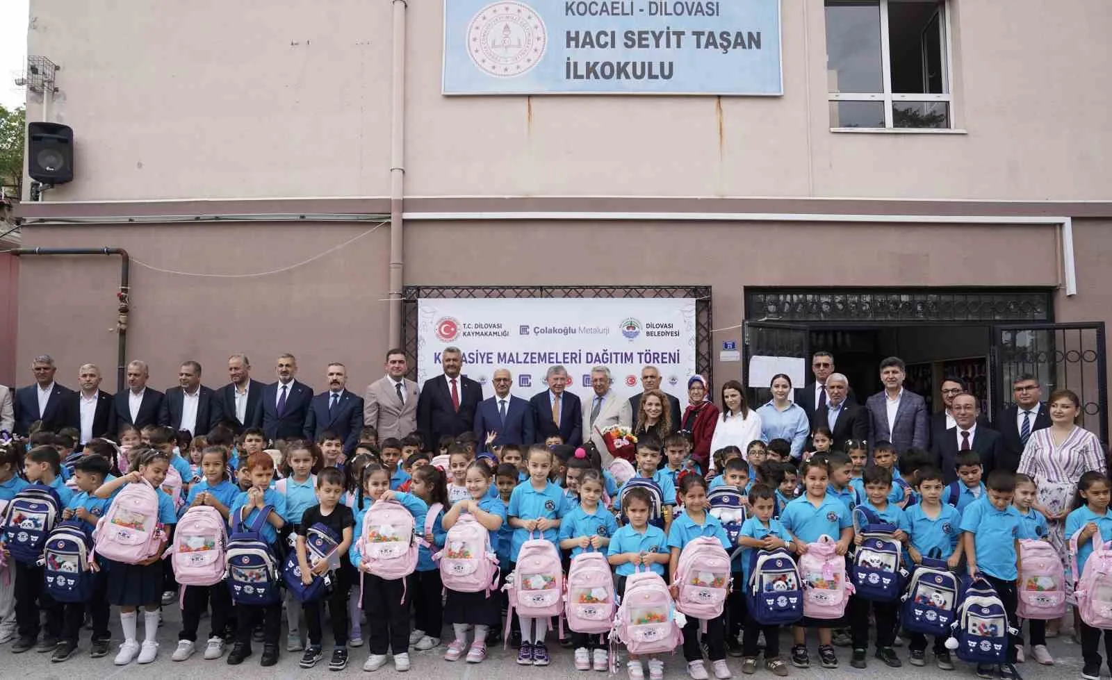 ÇOLAKOĞLU METALURJİ GELENEKSEL HALE GELEN EĞİTİM DESTEĞİNİ BU YIL DA SÜRDÜREREK DİLOVASI’NDA İLKOKULA BAŞLAYAN 1.000 ÖĞRENCİYE OKUL ÇANTASI VE KIRTASİYE SETİ ULAŞTIRDI.
