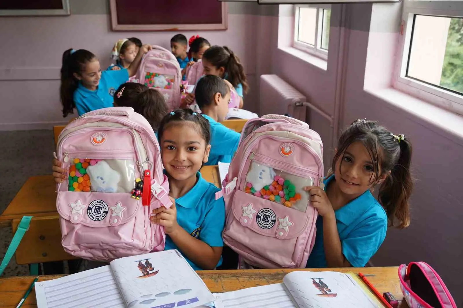 ÇOLAKOĞLU METALURJİ GELENEKSEL HALE GELEN EĞİTİM DESTEĞİNİ BU YIL DA SÜRDÜREREK DİLOVASI’NDA İLKOKULA BAŞLAYAN 1.000 ÖĞRENCİYE OKUL ÇANTASI VE KIRTASİYE SETİ ULAŞTIRDI.