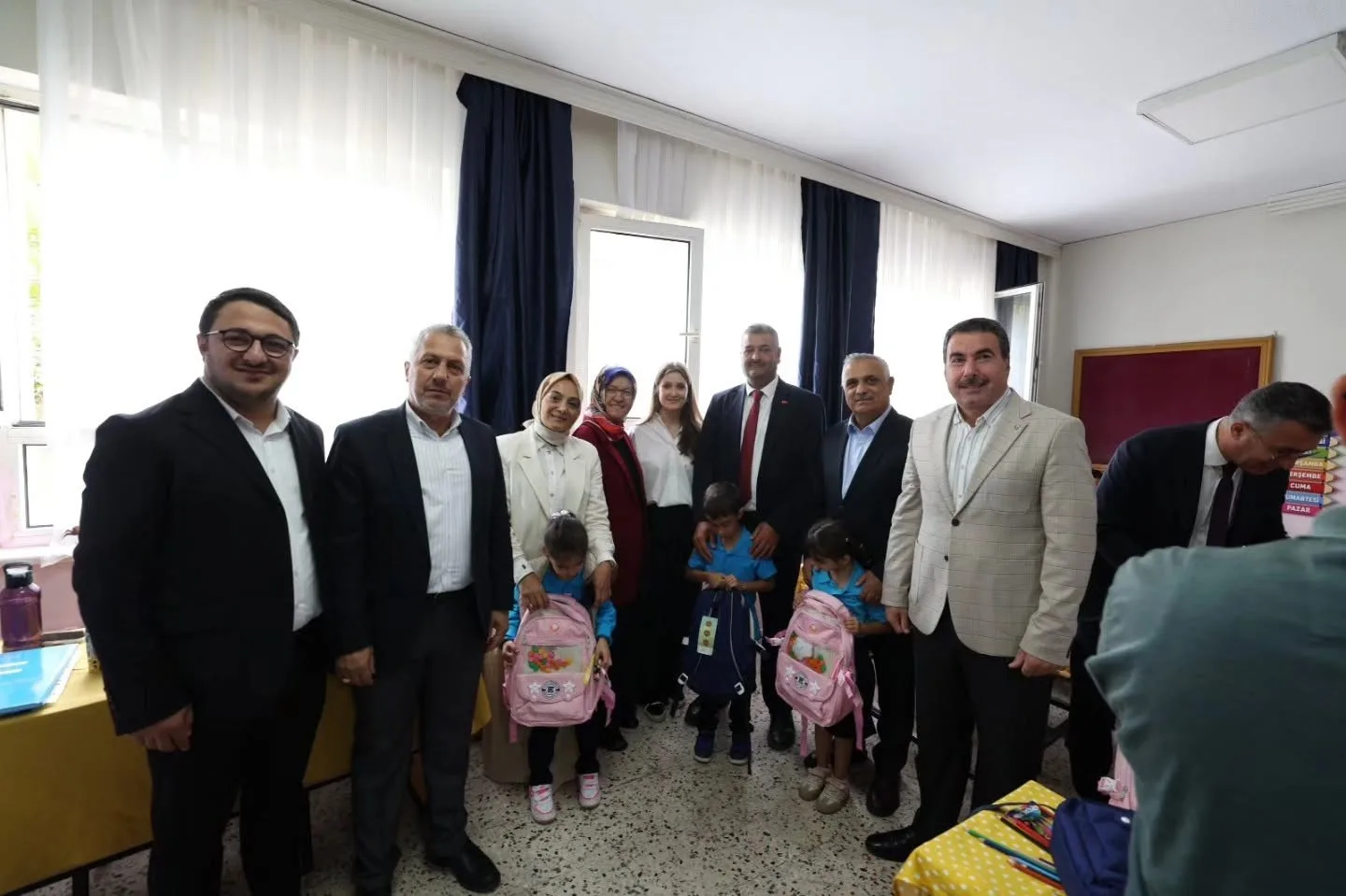 DİLOVASI’NDA YENİ EĞİTİM-ÖĞRETİM YILINA BAŞLAYAN 1. SINIF ÖĞRENCİLERİNE KIRTASİYE MALZEMELERİ DAĞITILDI.