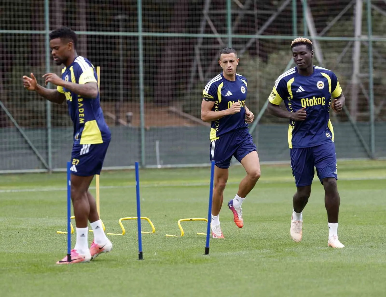 FENERBAHÇE, TRENDYOL SÜPER LİG'DE 20 EYLÜL PAZAR GÜNÜ SAHASINDA EYÜPSPOR İLE OYNAYACAĞI MAÇIN HAZIRLIKLARINA ARA VERMEDEN BAŞLADI.