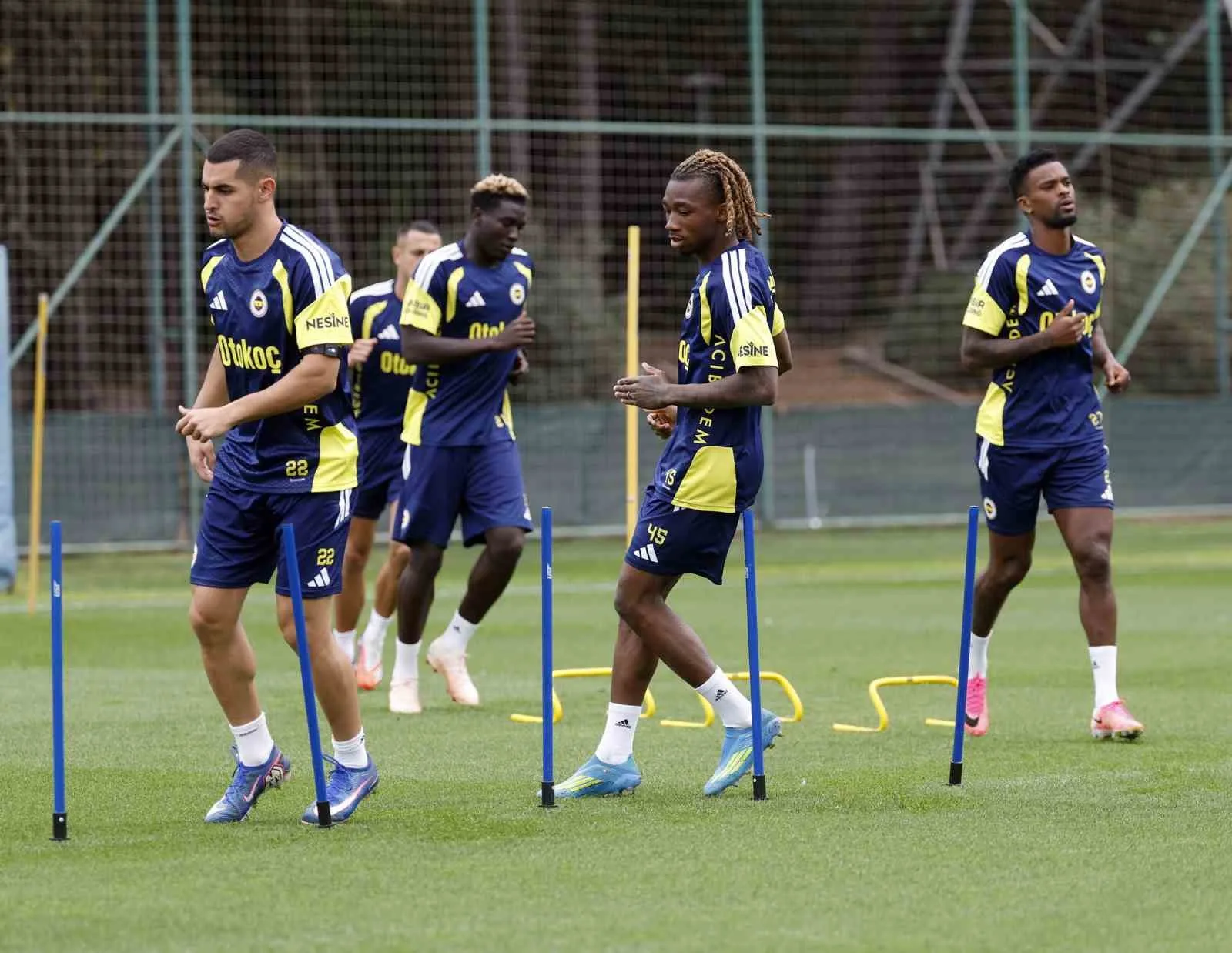 FENERBAHÇE, TRENDYOL SÜPER LİG'DE 20 EYLÜL PAZAR GÜNÜ SAHASINDA EYÜPSPOR İLE OYNAYACAĞI MAÇIN HAZIRLIKLARINA ARA VERMEDEN BAŞLADI.