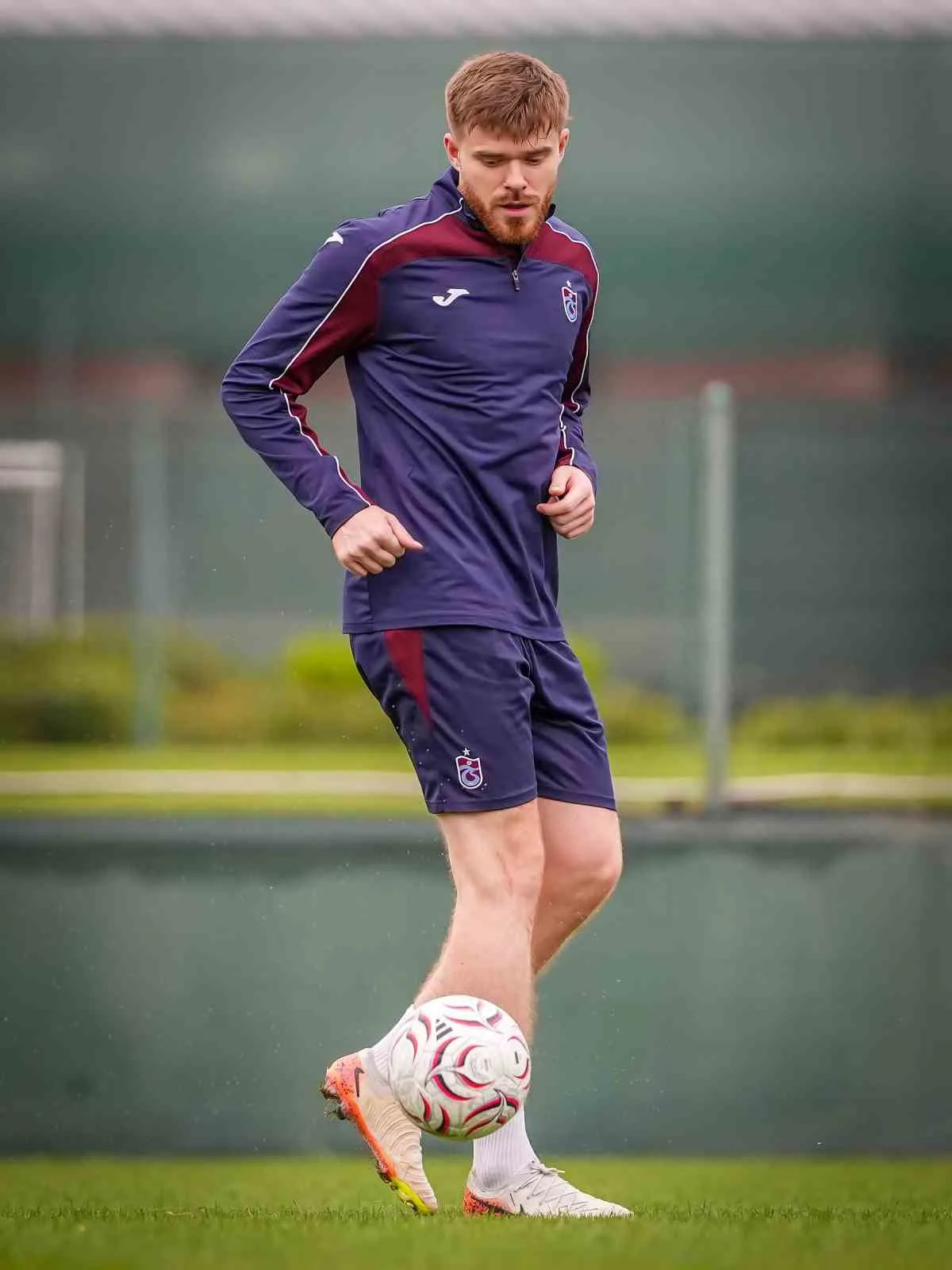 TRABZONSPOR, TRENDYOL SÜPER LİG’İN 6. HAFTASINDA SAHASINDA GALATASARAY İLE OYNAYACAĞI KARŞILAŞMANIN HAZIRLIKLARINA BİR GÜNLÜK İZNİN ARDINDAN YENİDEN BAŞLADI. SAKATLIKLARI NEDENİYLE BİR SÜREDİR TAKIMDAN AYRI KALAN FOLCARELLİ VE BATAGOV’UN TOPLA ÇALIŞMALARA BAŞLAMASI İSE BORDO-MAVİLİLERDE YÜZLERİ GÜLDÜRDÜ.