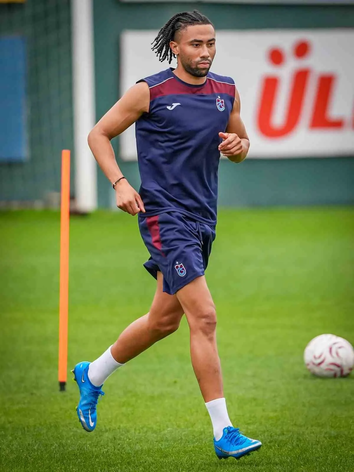TRABZONSPOR, TRENDYOL SÜPER LİG’İN 6. HAFTASINDA SAHASINDA GALATASARAY İLE OYNAYACAĞI KARŞILAŞMANIN HAZIRLIKLARINA BİR GÜNLÜK İZNİN ARDINDAN YENİDEN BAŞLADI. SAKATLIKLARI NEDENİYLE BİR SÜREDİR TAKIMDAN AYRI KALAN FOLCARELLİ VE BATAGOV’UN TOPLA ÇALIŞMALARA BAŞLAMASI İSE BORDO-MAVİLİLERDE YÜZLERİ GÜLDÜRDÜ.