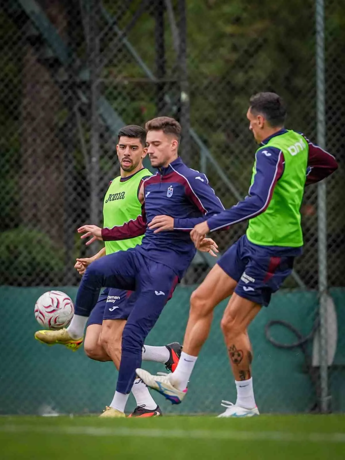 TRABZONSPOR, TRENDYOL SÜPER LİG’İN 6. HAFTASINDA SAHASINDA GALATASARAY İLE OYNAYACAĞI KARŞILAŞMANIN HAZIRLIKLARINA BİR GÜNLÜK İZNİN ARDINDAN YENİDEN BAŞLADI. SAKATLIKLARI NEDENİYLE BİR SÜREDİR TAKIMDAN AYRI KALAN FOLCARELLİ VE BATAGOV’UN TOPLA ÇALIŞMALARA BAŞLAMASI İSE BORDO-MAVİLİLERDE YÜZLERİ GÜLDÜRDÜ.