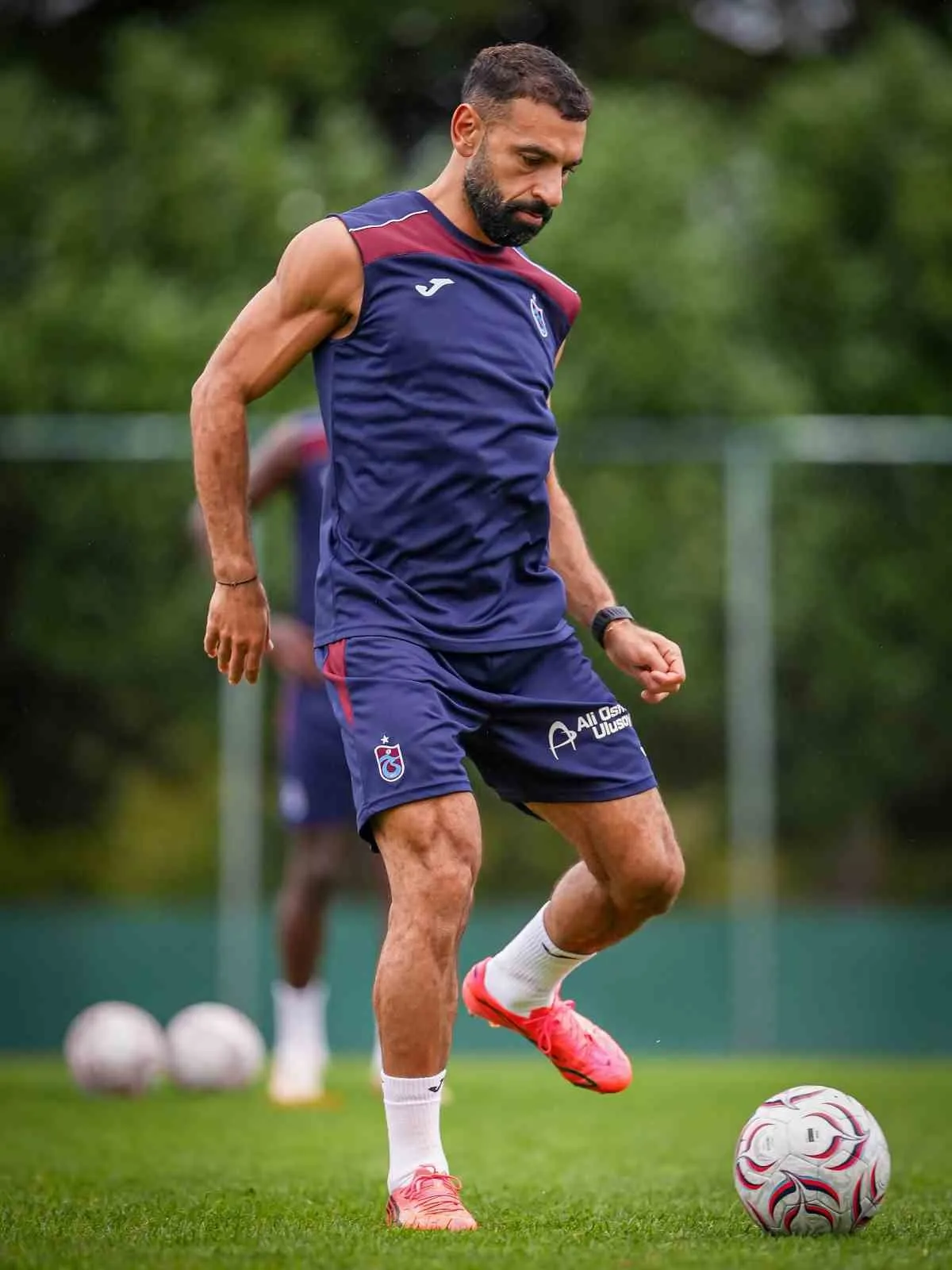 TRABZONSPOR, TRENDYOL SÜPER LİG’İN 6. HAFTASINDA SAHASINDA GALATASARAY İLE OYNAYACAĞI KARŞILAŞMANIN HAZIRLIKLARINA BİR GÜNLÜK İZNİN ARDINDAN YENİDEN BAŞLADI. SAKATLIKLARI NEDENİYLE BİR SÜREDİR TAKIMDAN AYRI KALAN FOLCARELLİ VE BATAGOV’UN TOPLA ÇALIŞMALARA BAŞLAMASI İSE BORDO-MAVİLİLERDE YÜZLERİ GÜLDÜRDÜ.