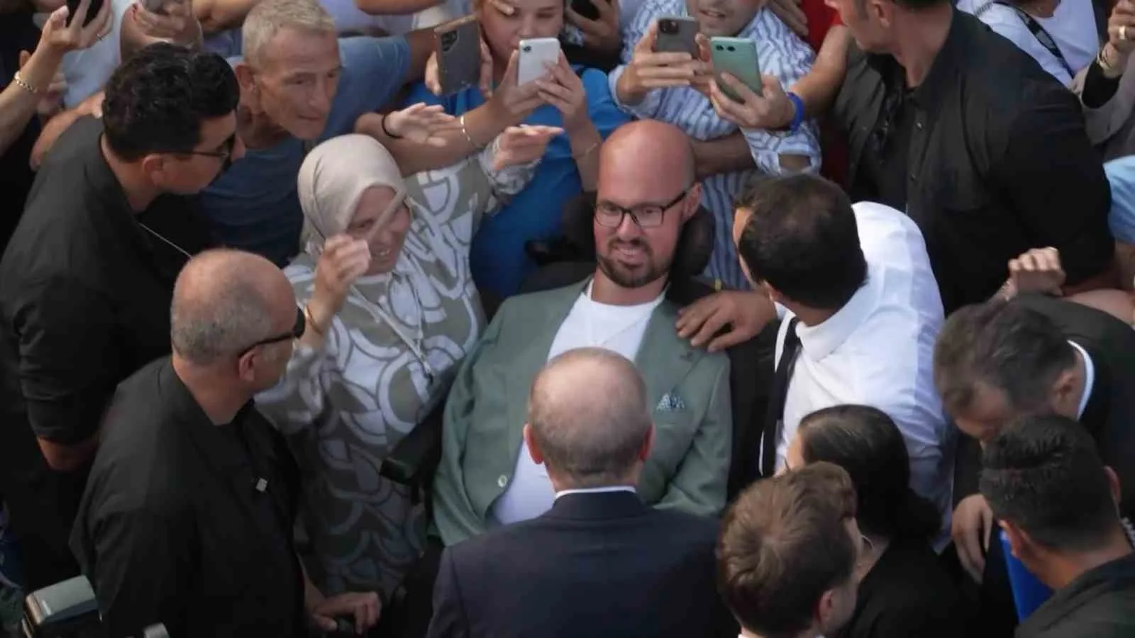 CUMHURBAŞKANI RECEP TAYYİP ERDOĞAN’IN, SAMSUN'DA DAHA ÖNCE TANIŞTIĞI ENGELLİ VATANDAŞI YOL ÜZERİNDE GÖRÜP, OTOBÜSTEN İNEREK YANINA GİTTİĞİ EMRE VURAL O ANLARI ANLATTI. VURAL, "BENİ BU ŞEKİLDE ONURLANDIRMASI, GURURLANDIRMASI HER ZAMAN HAFIZAMDA KALACAK" DEDİ.
