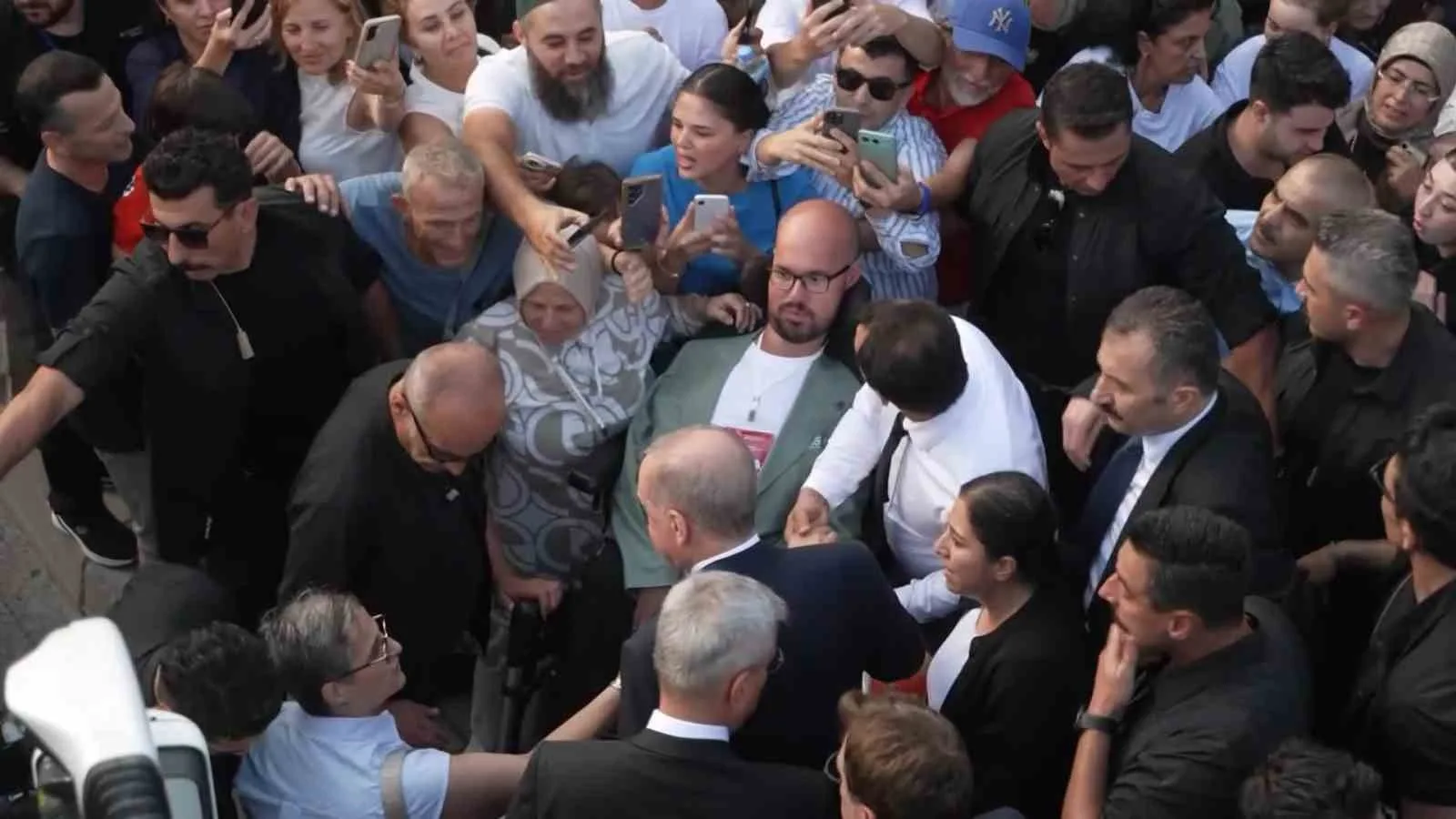 CUMHURBAŞKANI RECEP TAYYİP ERDOĞAN’IN, SAMSUN'DA DAHA ÖNCE TANIŞTIĞI ENGELLİ VATANDAŞI YOL ÜZERİNDE GÖRÜP, OTOBÜSTEN İNEREK YANINA GİTTİĞİ EMRE VURAL O ANLARI ANLATTI. VURAL, "BENİ BU ŞEKİLDE ONURLANDIRMASI, GURURLANDIRMASI HER ZAMAN HAFIZAMDA KALACAK" DEDİ.