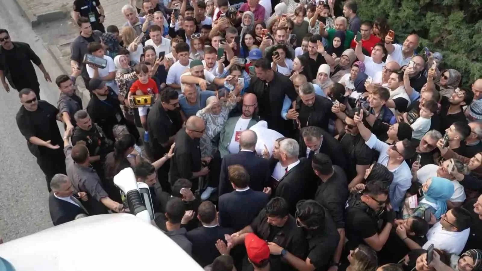 CUMHURBAŞKANI RECEP TAYYİP ERDOĞAN’IN, SAMSUN'DA DAHA ÖNCE TANIŞTIĞI ENGELLİ VATANDAŞI YOL ÜZERİNDE GÖRÜP, OTOBÜSTEN İNEREK YANINA GİTTİĞİ EMRE VURAL O ANLARI ANLATTI. VURAL, "BENİ BU ŞEKİLDE ONURLANDIRMASI, GURURLANDIRMASI HER ZAMAN HAFIZAMDA KALACAK" DEDİ.
