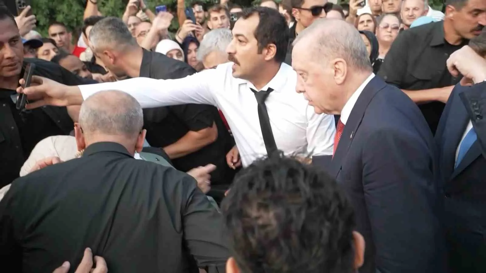 CUMHURBAŞKANI RECEP TAYYİP ERDOĞAN’IN, SAMSUN'DA DAHA ÖNCE TANIŞTIĞI ENGELLİ VATANDAŞI YOL ÜZERİNDE GÖRÜP, OTOBÜSTEN İNEREK YANINA GİTTİĞİ EMRE VURAL O ANLARI ANLATTI. VURAL, "BENİ BU ŞEKİLDE ONURLANDIRMASI, GURURLANDIRMASI HER ZAMAN HAFIZAMDA KALACAK" DEDİ.