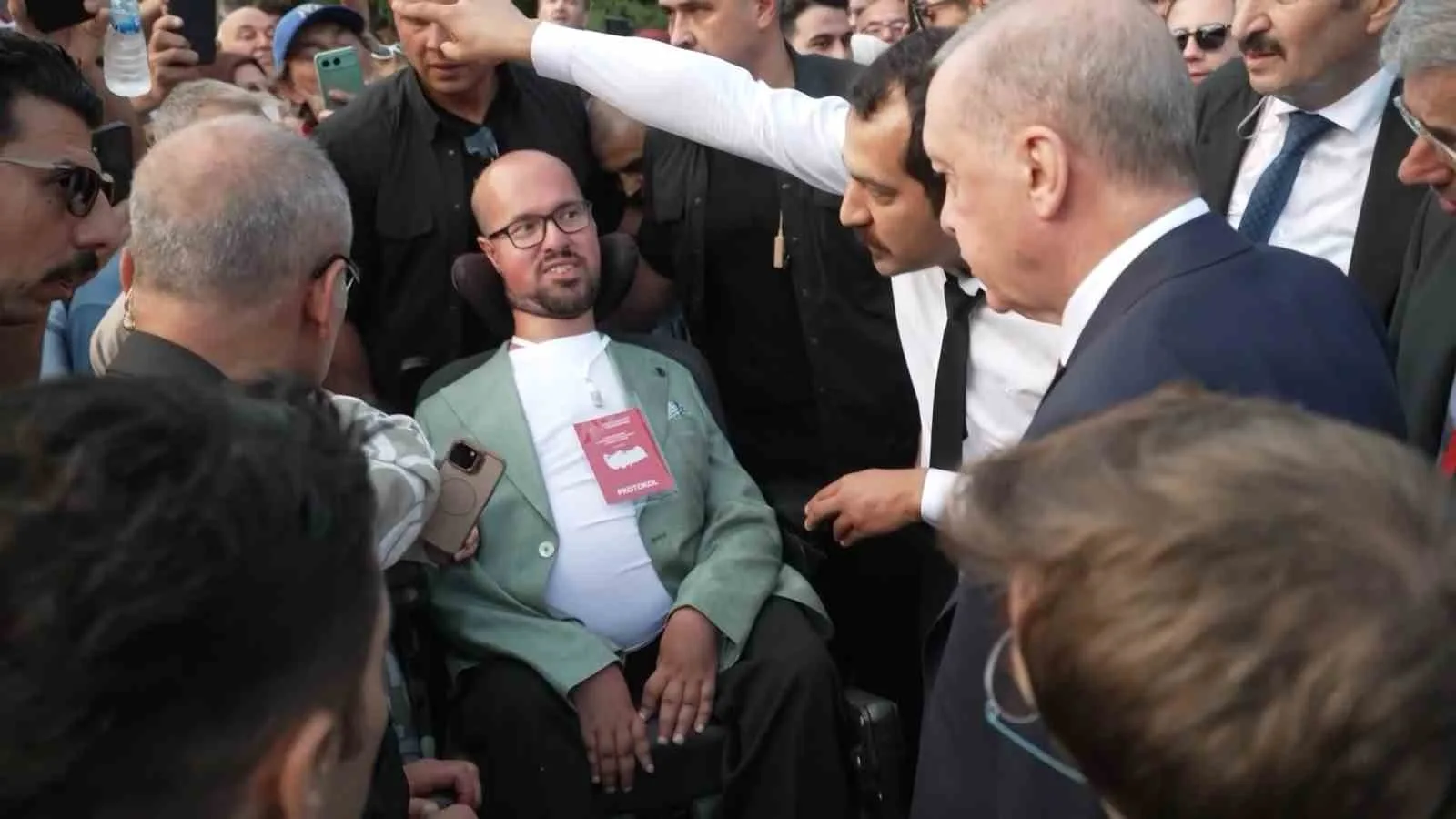 CUMHURBAŞKANI RECEP TAYYİP ERDOĞAN’IN, SAMSUN'DA DAHA ÖNCE TANIŞTIĞI ENGELLİ VATANDAŞI YOL ÜZERİNDE GÖRÜP, OTOBÜSTEN İNEREK YANINA GİTTİĞİ EMRE VURAL O ANLARI ANLATTI. VURAL, "BENİ BU ŞEKİLDE ONURLANDIRMASI, GURURLANDIRMASI HER ZAMAN HAFIZAMDA KALACAK" DEDİ.