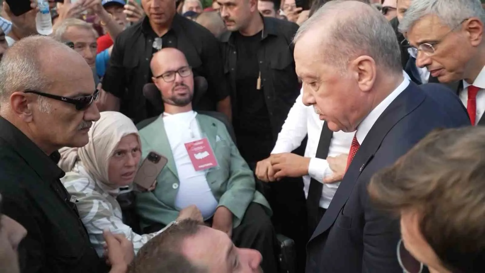 CUMHURBAŞKANI RECEP TAYYİP ERDOĞAN’IN, SAMSUN'DA DAHA ÖNCE TANIŞTIĞI ENGELLİ VATANDAŞI YOL ÜZERİNDE GÖRÜP, OTOBÜSTEN İNEREK YANINA GİTTİĞİ EMRE VURAL O ANLARI ANLATTI. VURAL, "BENİ BU ŞEKİLDE ONURLANDIRMASI, GURURLANDIRMASI HER ZAMAN HAFIZAMDA KALACAK" DEDİ.