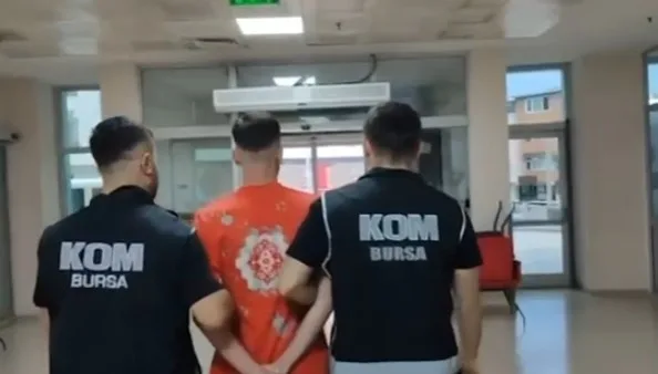 BURSA POLİSİ SUÇ TEŞKİL ETTİĞİ BELİRLENEN SOSYAL MEDYA PAYLAŞIMLARINDA BULUNDUKLARI BELİRLENEN 19 ŞÜPHELİYE YÖNELİK 18 ADRESE EŞ ZAMANLI OPERASYON DÜZENLENDİ. OPERASYONLARDA ÇOK SAYIDA VE FARKLI EBATLARDA FİŞEK ELE GEÇİRİLİRKEN, YAKALANAN ŞÜPHELİLERDEN 10'U ADLİ MAKAMLARA SEVK EDİLDİ. DİĞER 4 ŞAHSIN İŞLEMLERİ DEVAM EDERKEN 5 KİŞİNİN DE ARANDIĞI BELİRTİLDİ.