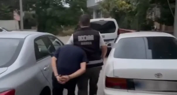 BURSA POLİSİ SUÇ TEŞKİL ETTİĞİ BELİRLENEN SOSYAL MEDYA PAYLAŞIMLARINDA BULUNDUKLARI BELİRLENEN 19 ŞÜPHELİYE YÖNELİK 18 ADRESE EŞ ZAMANLI OPERASYON DÜZENLENDİ. OPERASYONLARDA ÇOK SAYIDA VE FARKLI EBATLARDA FİŞEK ELE GEÇİRİLİRKEN, YAKALANAN ŞÜPHELİLERDEN 10'U ADLİ MAKAMLARA SEVK EDİLDİ. DİĞER 4 ŞAHSIN İŞLEMLERİ DEVAM EDERKEN 5 KİŞİNİN DE ARANDIĞI BELİRTİLDİ.