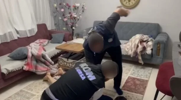 BURSA POLİSİ SUÇ TEŞKİL ETTİĞİ BELİRLENEN SOSYAL MEDYA PAYLAŞIMLARINDA BULUNDUKLARI BELİRLENEN 19 ŞÜPHELİYE YÖNELİK 18 ADRESE EŞ ZAMANLI OPERASYON DÜZENLENDİ. OPERASYONLARDA ÇOK SAYIDA VE FARKLI EBATLARDA FİŞEK ELE GEÇİRİLİRKEN, YAKALANAN ŞÜPHELİLERDEN 10'U ADLİ MAKAMLARA SEVK EDİLDİ. DİĞER 4 ŞAHSIN İŞLEMLERİ DEVAM EDERKEN 5 KİŞİNİN DE ARANDIĞI BELİRTİLDİ.