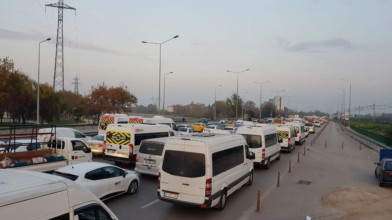 BURSA’DA 2026-2027 EĞİTİM-ÖĞRETİM YILI ÖNCESİNDE OKUL SERVİS ÜCRETLERİNE YAKLAŞIK YÜZDE 25 ORANINDA ZAM YAPILDI. YENİ TARİFEYLE BİRLİKTE AYLIK SERVİS ÜCRETLERİ 3 BİN 450 LİRA İLE 6 BİN 570 LİRA ARASINDA DEĞİŞİRKEN, YILLIK ÜCRETLER 31 BİN 50 LİRADAN BAŞLAYIP 59 BİN 130 LİRAYA KADAR YÜKSELDİ.