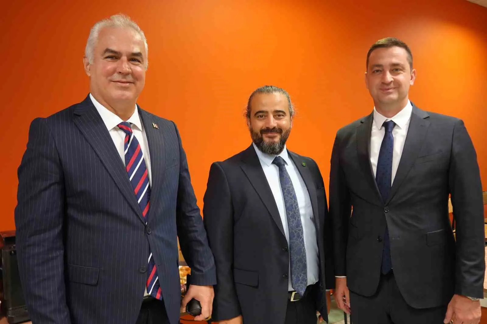 KOCAELİ ÜNİVERSİTESİ REKTÖR YARDIMCISI PROF. DR. ÖMER FARUK ÇELİK, (SOLDA) KOCAELİ ÜNİVERSİTESİ HUKUK FAKÜLTESİ DEKANI PROF. DR. MEMDUH ASLAN (ORTADA) VE KOCAELİ BAROSU BAŞKANI AV. KADİR CANER KARAKADILAR (SAĞDA)