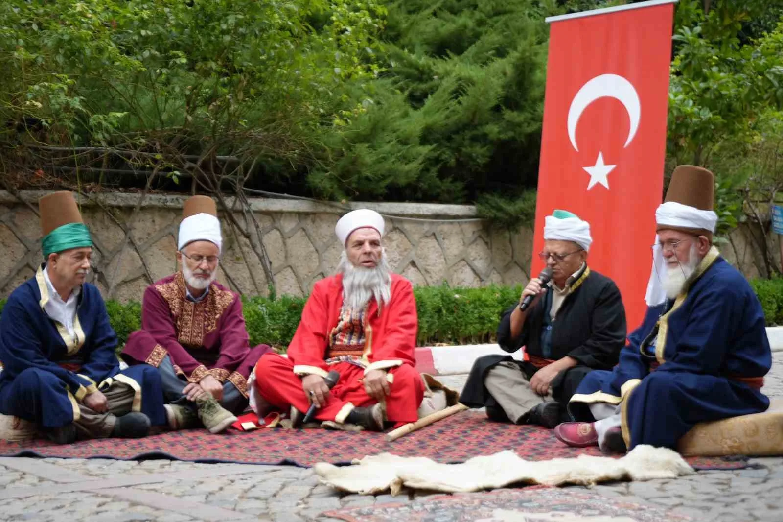 BİLECİK'TE DÜZENLENEN AHİLİK HAFTASI KUTLAMALARINDA 'USTA' OLMAK İÇİN HEYETİN ÖNÜNE ÇIKAN KİŞİNİN YAPTIĞI AYAKKABILARDA HİLE TESPİT EDİLMESİ ÜZERİNE CEZA OLARAK PABUCUNUN DAMA ATILDI.