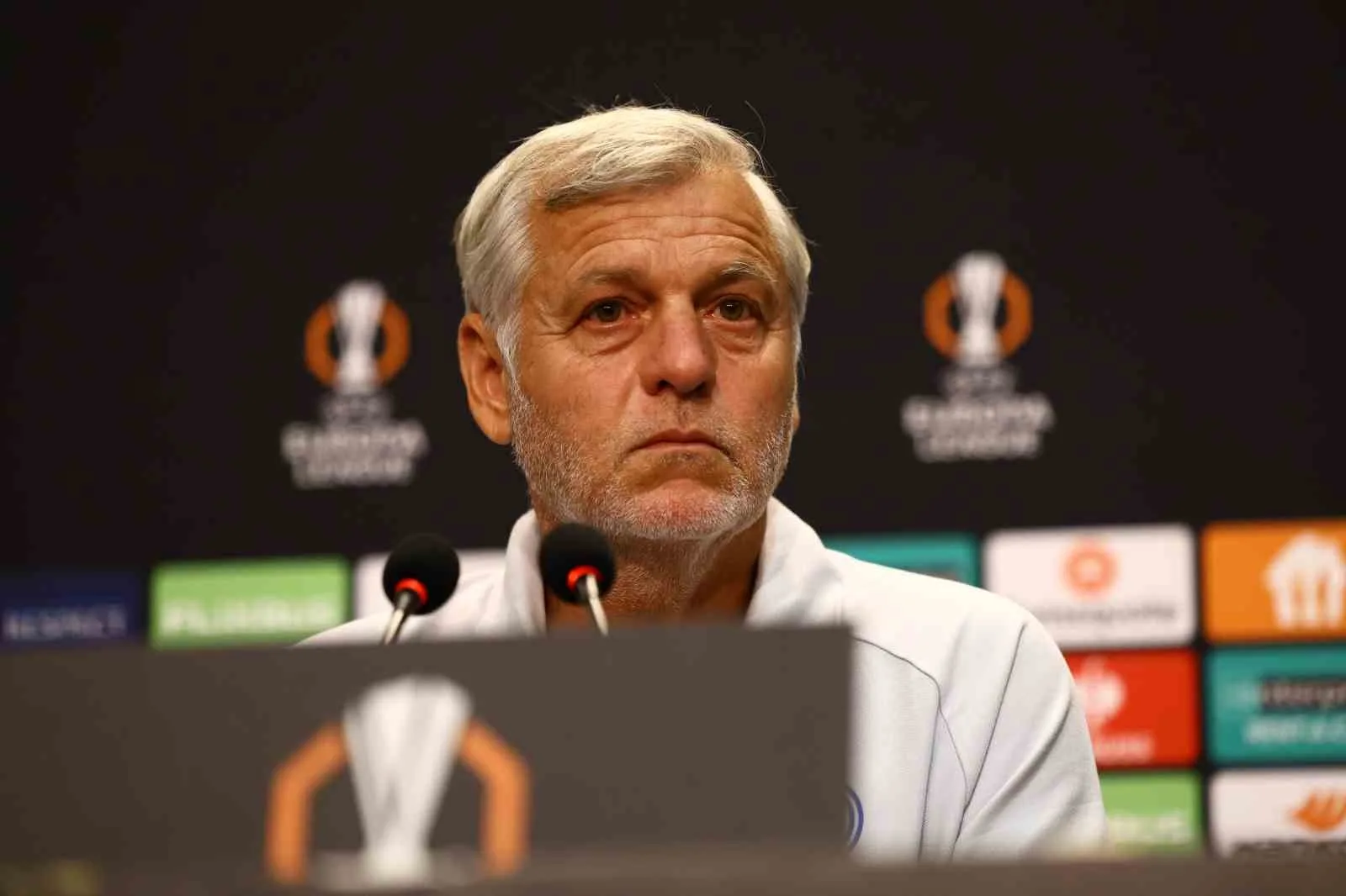 BEŞİKTAŞ’IN, UEFA AVRUPA LİGİ’NDE YER ALAN EN İYİ TAKIMLARDAN BİRİ OLDUĞUN SÖYLEYEN OLYMPİQUE MARSİLYA TEKNİK DİREKTÖRÜ BRUNO GENESİO, "ÇOK İYİ OYUNCULARI VAR. ORTA SAHADA VE İLERİDE OLMAKLA BERABER GERİ HATTININ DA ÇOK İYİ OLDUĞUNU DÜŞÜNÜYORUM. SEYİRCİSİYLE BERABER İYİ OYNAYAN BİR TAKIM" DEDİ.