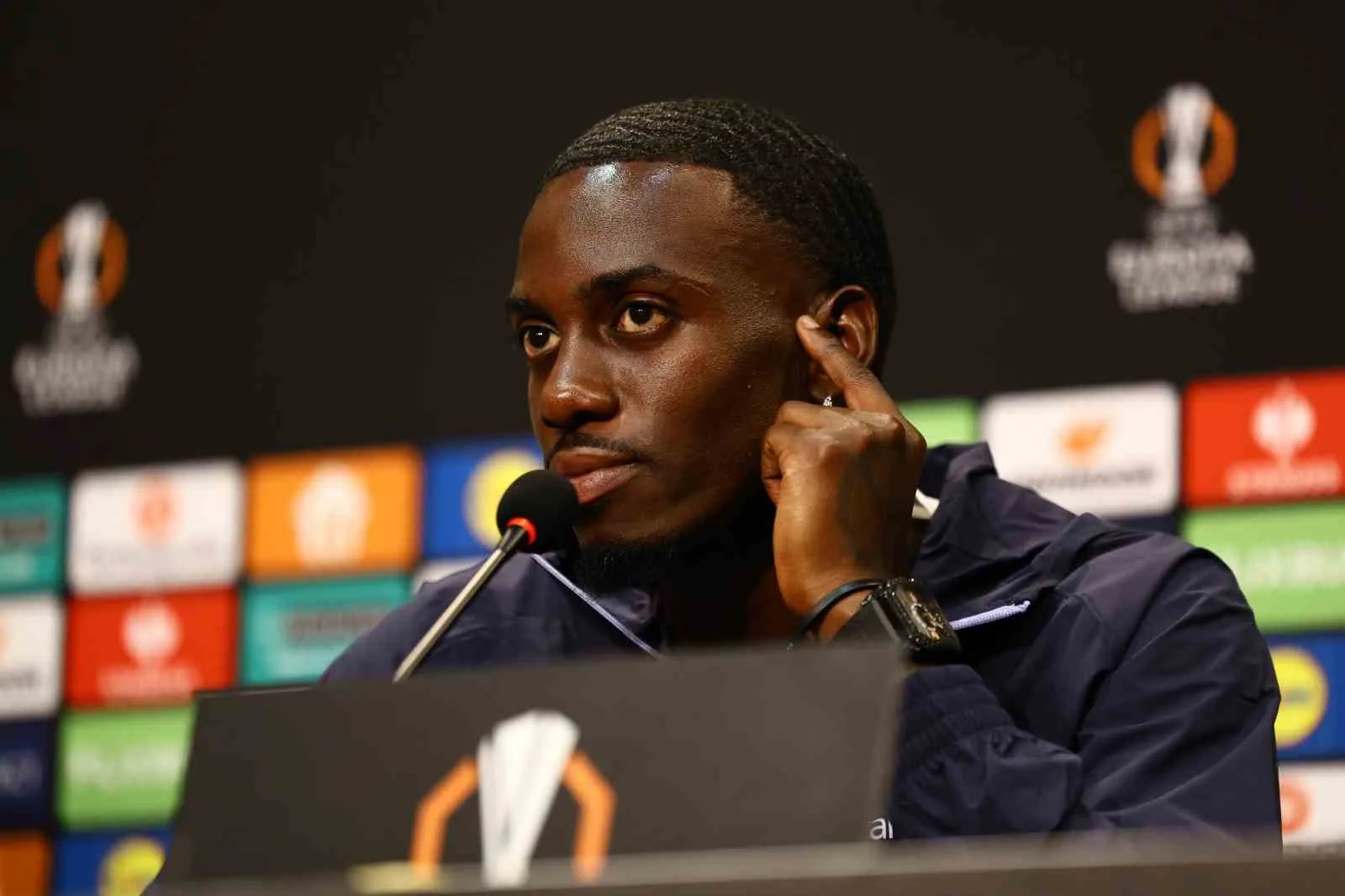 TİMOTHY WEAH, "MARSİLYA TARAFTARIYLA BEŞİKTAŞ TARAFTARININ YAKIN OLDUĞUNU DÜŞÜNÜYORUM. ORTALAMA OLARAK GERÇEKTEN VELODROME DA ASLINDA AYNI ATMOSFERE SAHİP. İKİ TAKIMIN DA GÜZEL TARAFTARLARI VAR. BEN İYİ BİR MAÇ OLMASINI DİLİYORUM" İFADELERİNİ KULLANDI.