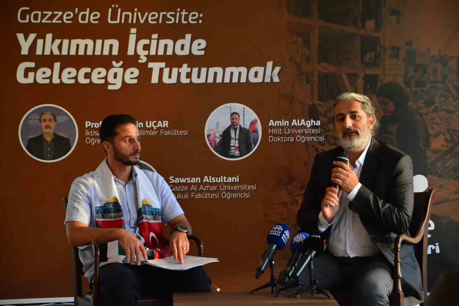 ÇORUM’DA, "GAZZE'DE ÜNİVERSİTE: YIKIMIN İÇİNDE GELECEĞE TUTUNMAK" KONULU SÖYLEŞİ GERÇEKLEŞTİRİLDİ. SÖYLEŞİDE, SAVAŞIN GÖLGESİNDE HAYATTA KALMAYA VE EĞİTİMLERİNE DEVAM ETMEYE ÇALIŞAN GAZZELİ ÖĞRENCİLERİN MÜCADELELERİ ANLATILDI.