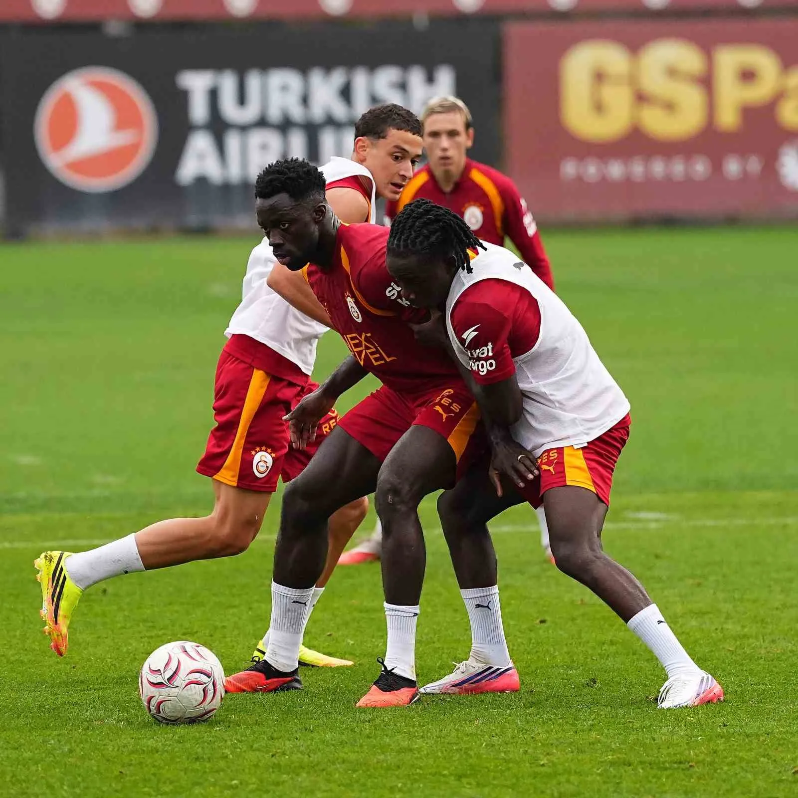 GALATASARAY, TRENDYOL SÜPER LİG’İN 6. HAFTASINDA TRABZONSPOR İLE OYNAYACAĞI MAÇIN HAZIRLIKLARINI BUGÜN YAPTIĞI ANTRENMANLA SÜRDÜRDÜ.